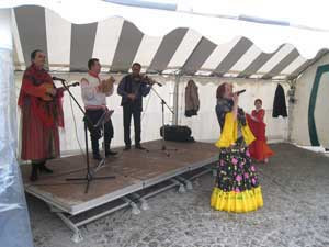 Le groupe de musique Kalinka sur le marché: Natalia, Boris, Viktor (les musiciens), et Daria (la chanteuse)