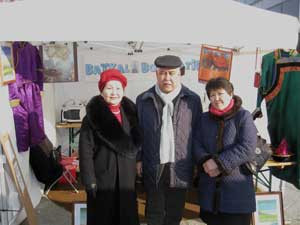 Sur le marché : l'association de culture bouriate avec l'ambassadeur kirguize