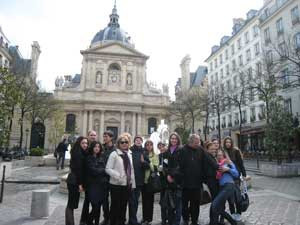 Le groupe devant la Sorbonne
